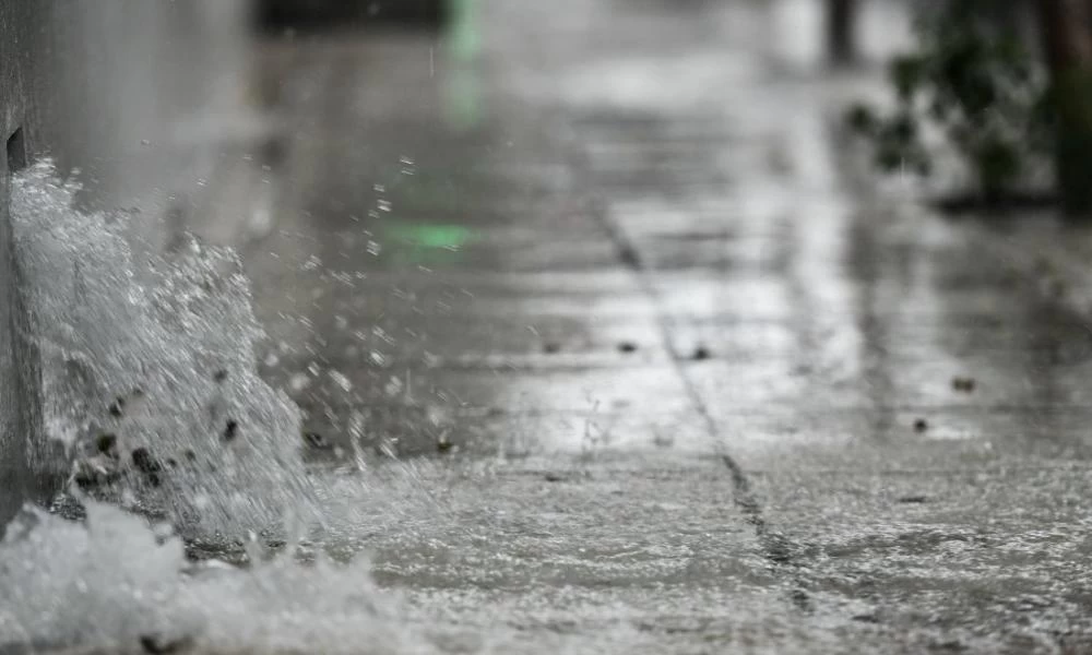 Θεσσαλονίκη: 74χρονος πήδηξε σε μπαλκόνι για να σωθεί από χείμαρρο